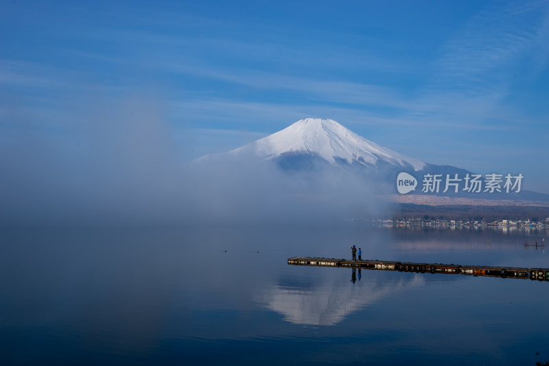 富士山倒映在湖面的静谧美景