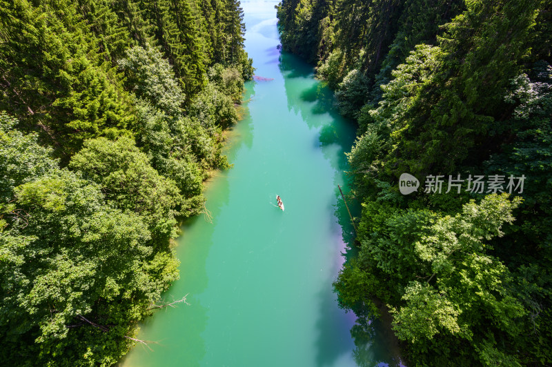 航拍森林间河流上的皮划艇