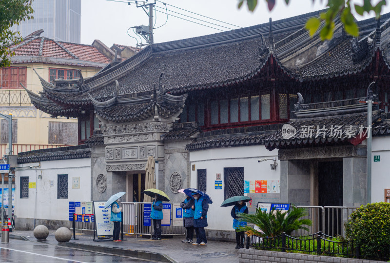 上海豫园门口的雨天打伞的工作人员