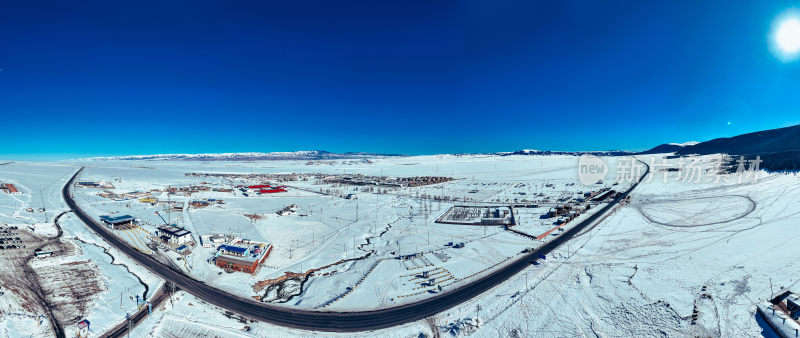 雪地中道路与建筑全景