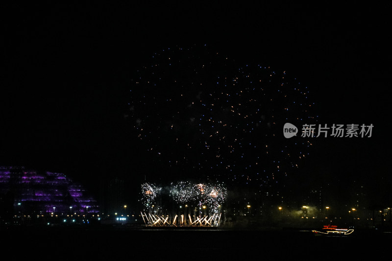 夜空绽放的绚烂烟花