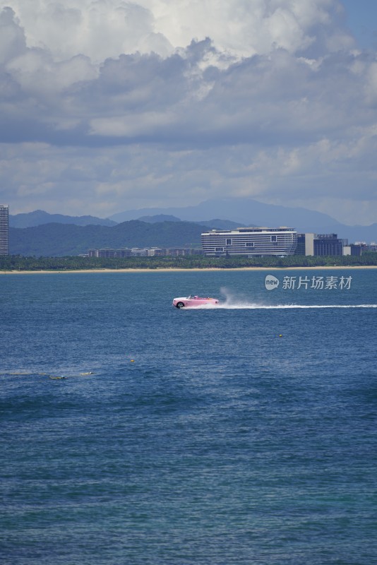 海上行驶的粉色快艇