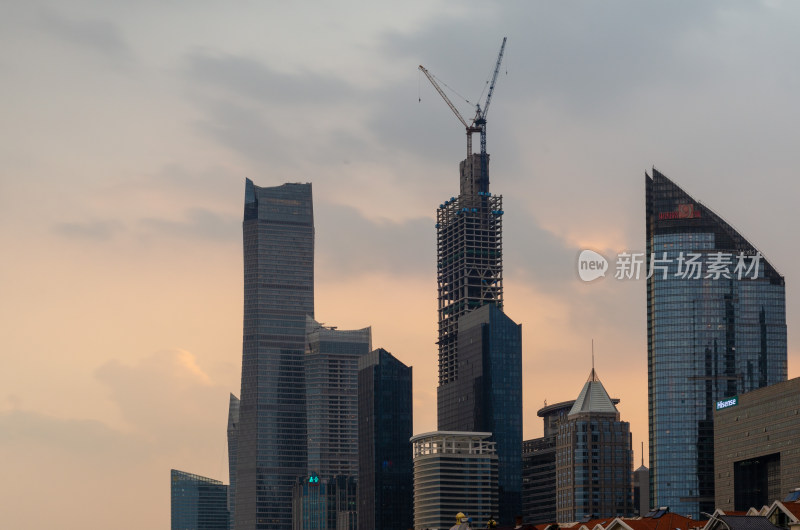 青岛城市中高楼林立且有在建工程的景象