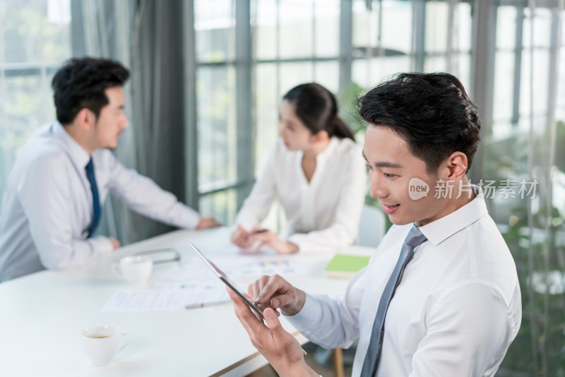 商务人士在会议室开会