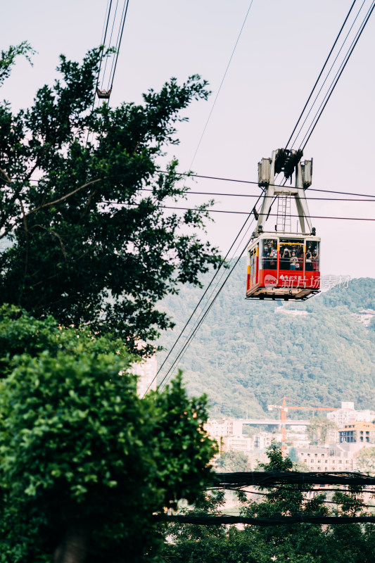 空中缆车穿梭于山林与城市间