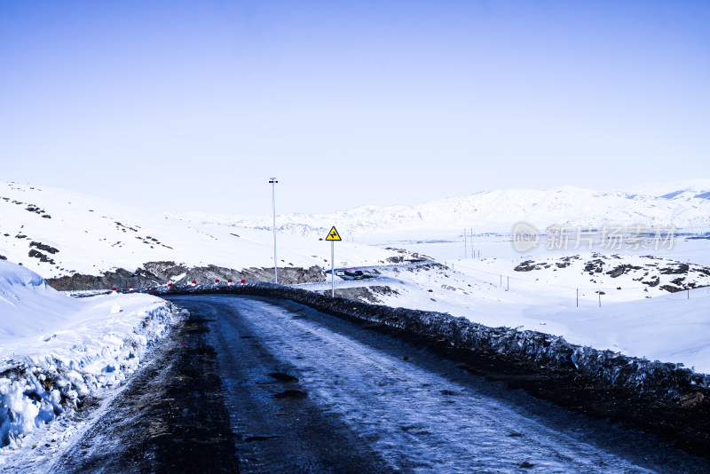 冬季雪地里的公路