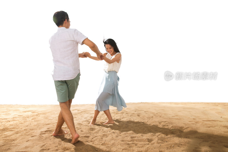 年轻情侣在沙滩上玩耍