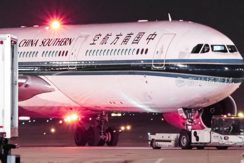 夜间机场中国南方航空飞机