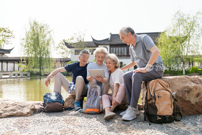 老年夫妻旅游