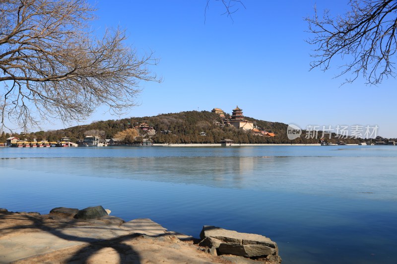 颐和园冬日湖景与古建筑