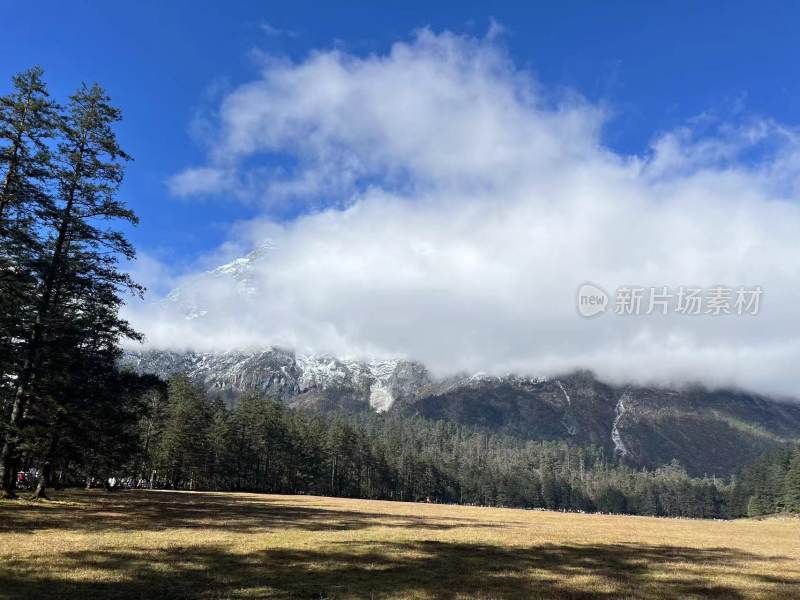 云南被云雾遮盖的玉龙雪山