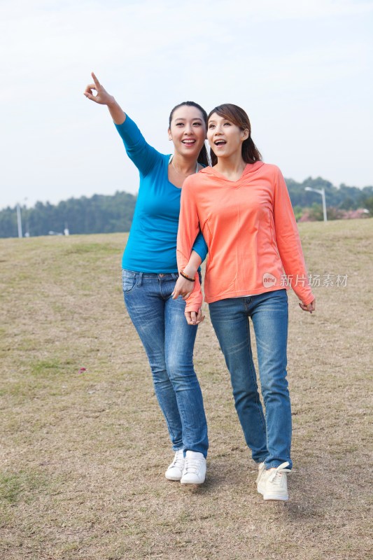 年轻女人在郊外