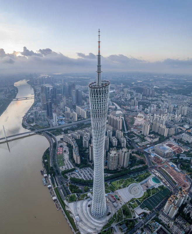 暮色下的广州城市风光与地标广州塔全景