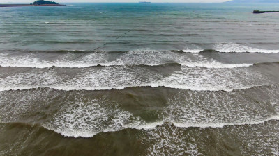 航拍大海海浪拍打礁石沙滩