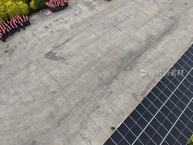 水泥地面与太阳能板俯拍画面