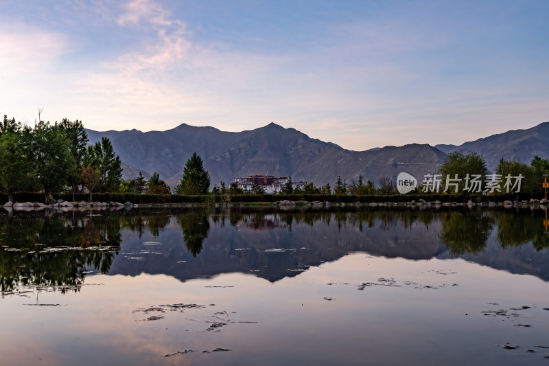 西藏拉萨南山公园远眺高原圣殿布达拉宫全景