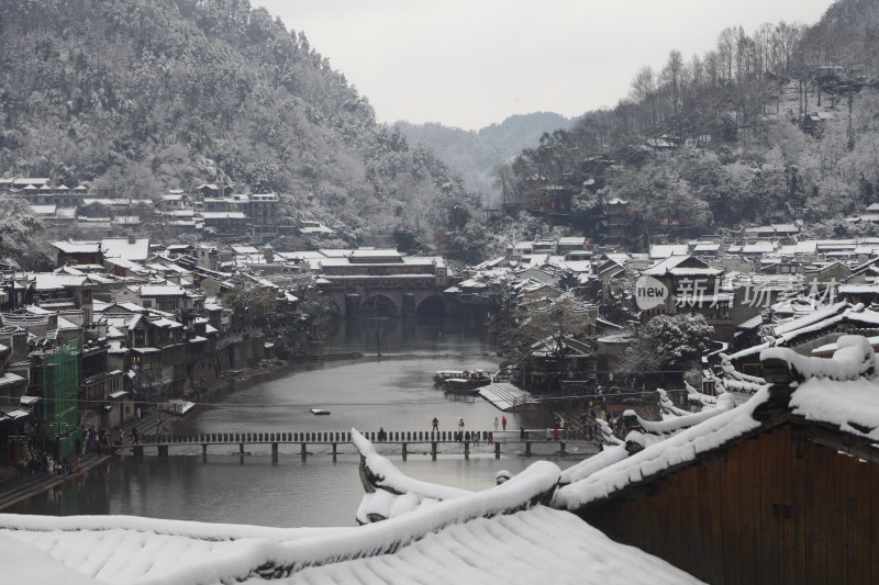 凤凰古城：古韵悠悠，山水如画。