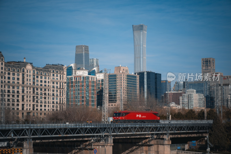 火车行驶在北京CBD背景中国尊