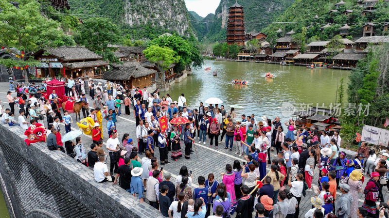 游客旅游贵州兴义峰林布依观赏山水吊脚楼