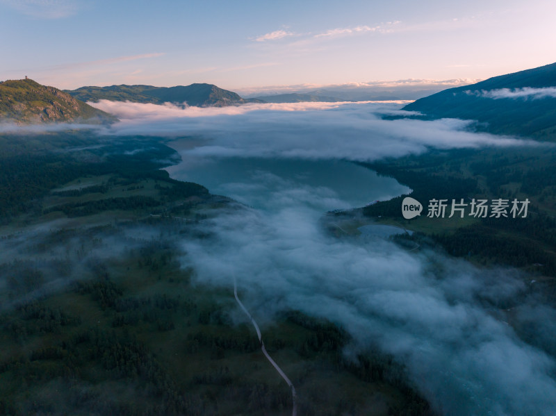 航拍夏季清晨云雾笼罩的新疆喀纳斯湖