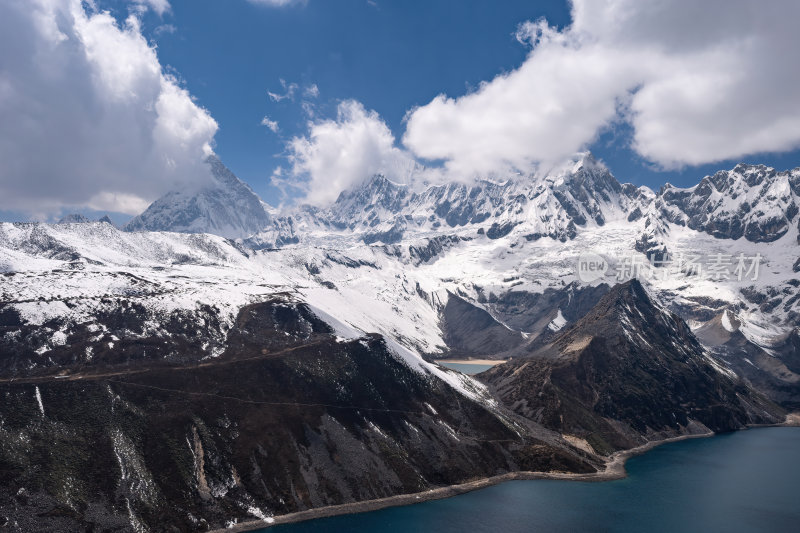 西藏山南洛扎秘境库拉岗日雪山湖泊壮丽景色