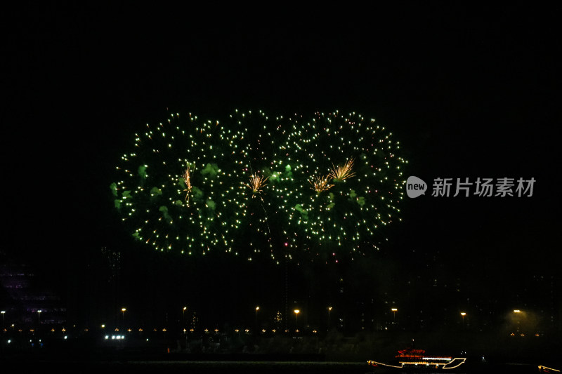 夜空绽放的绚烂烟花