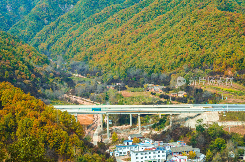 河南洛阳白云山风景区，深山中桥梁和村庄