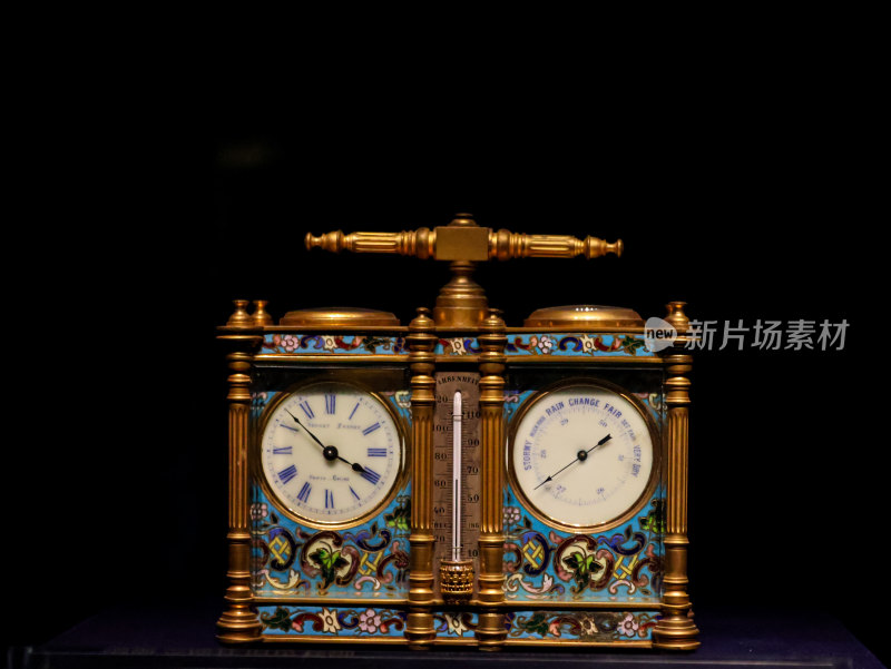 故宫博物院法国铜镀金嵌珐琅皮套钟