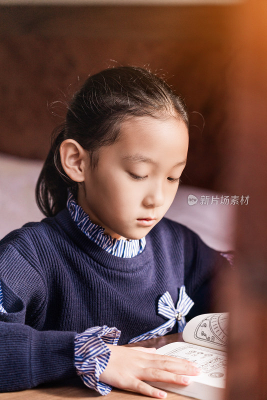 坐在房间内认真看书的中国女孩