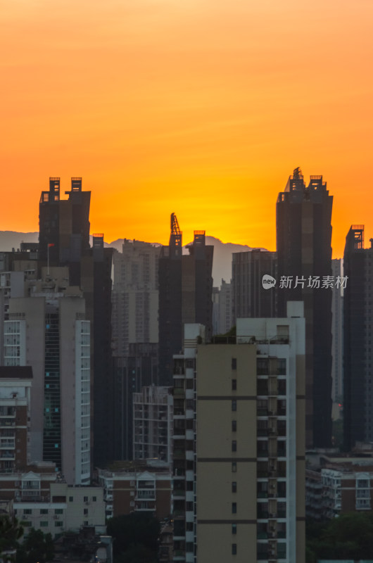 福建省福州乌山风景区俯瞰夕阳下的城市风光