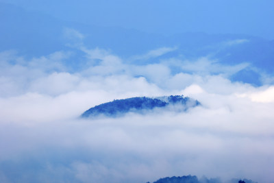 云海中若隐若现的山峦美景