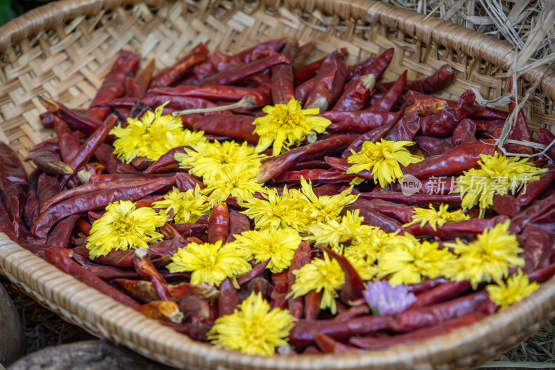 秋日竹筐里的红辣椒与黄菊花静物特写