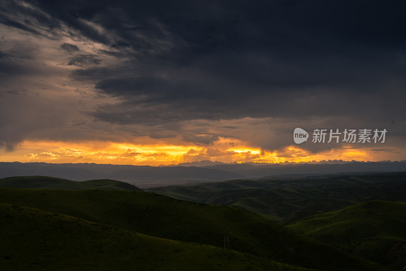 阿坝山脉日落天空