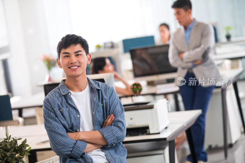 商务男女在办公室