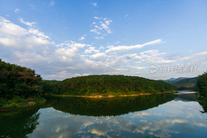 湖光山色倒影