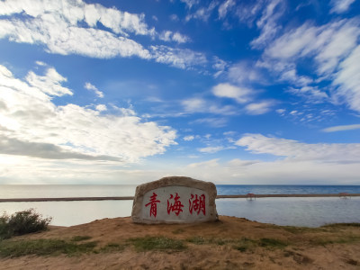 六月的青海湖天鹅湖傍晚蓝调时刻