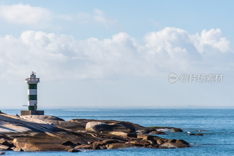 东山岛海边礁石上的灯塔风景