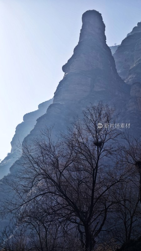 云雾缭绕中的独特山峰景象