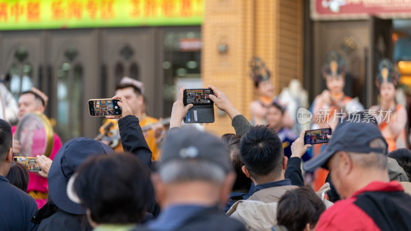 中秋节假期在中国新疆国际大巴扎游玩的游客