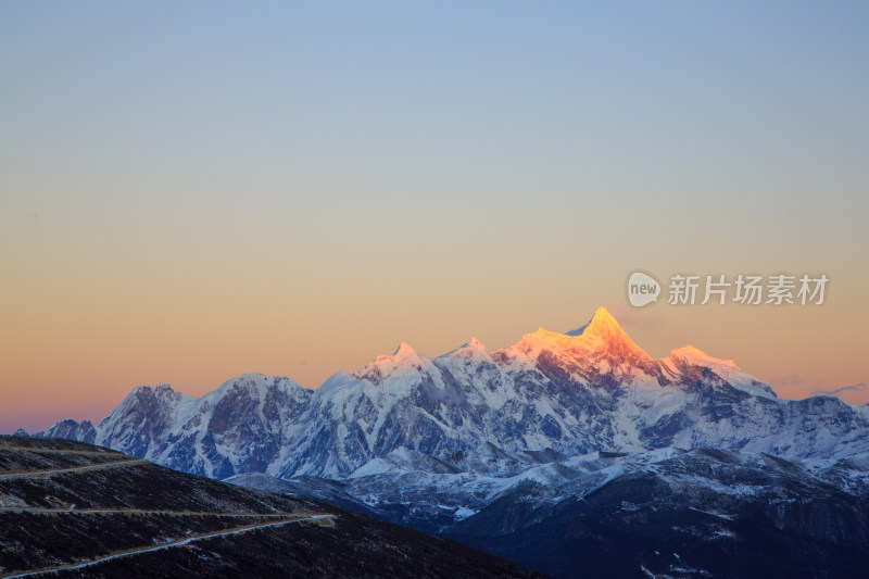 西藏林芝雪景南迦巴瓦峰日照金山雪山夕阳