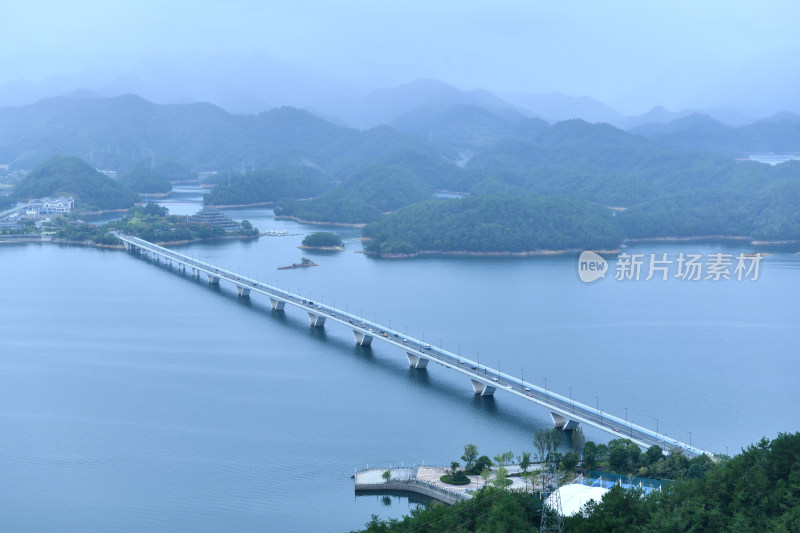 天屿山顶俯视千岛湖大桥，千岛湖自然风光