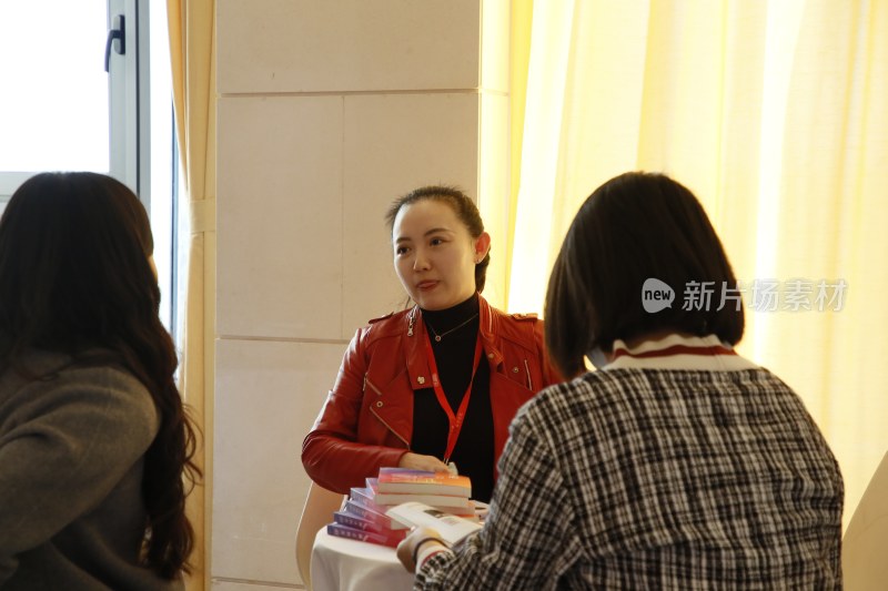 女性交流洽谈场景