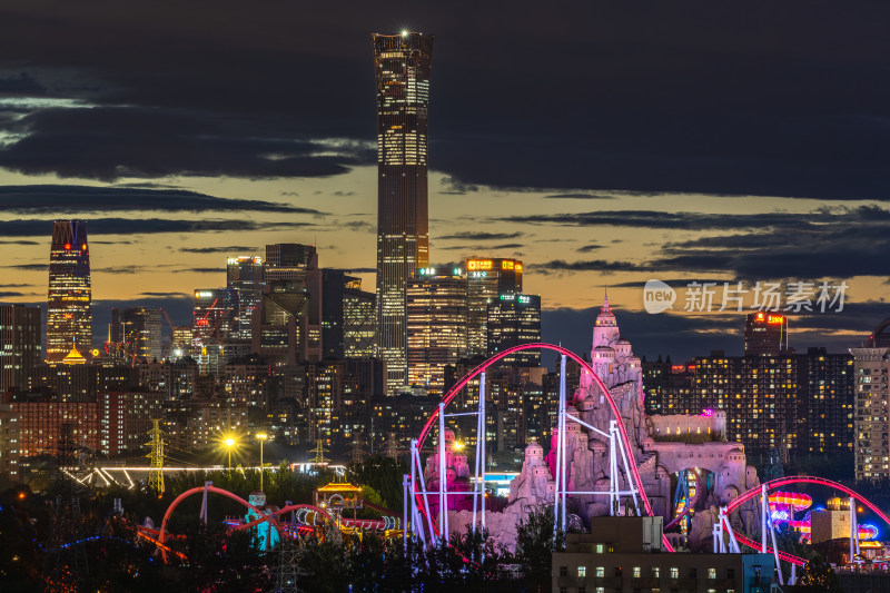 北京夜景 中国尊与游乐园的奇妙碰撞