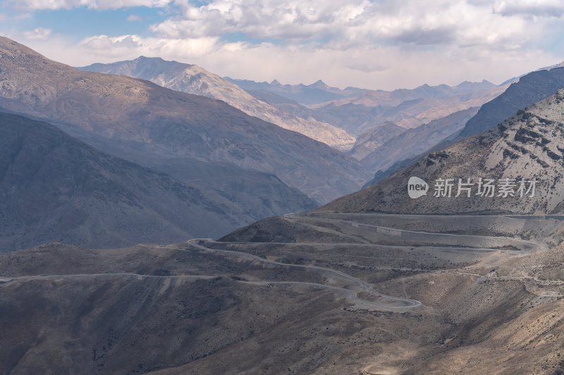 西藏山南雪山公路高原上的蜿蜒之路