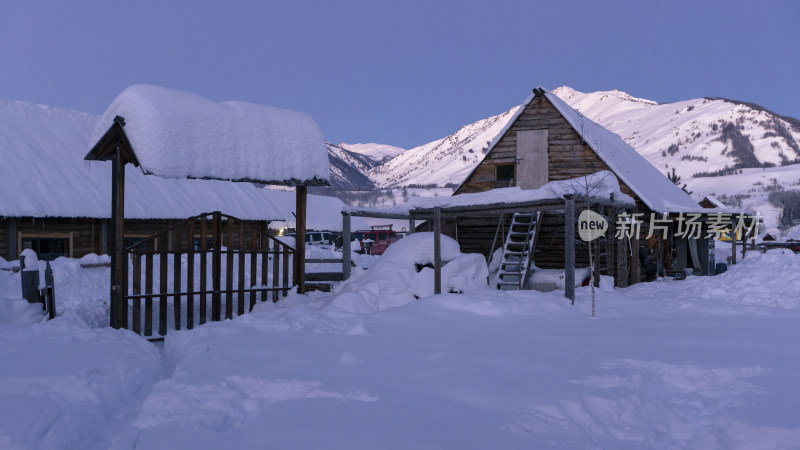 新疆阿勒泰禾木村冬季雪景