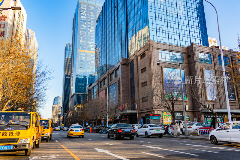 沈阳北站建筑群城市街道车辆穿行的繁忙景象