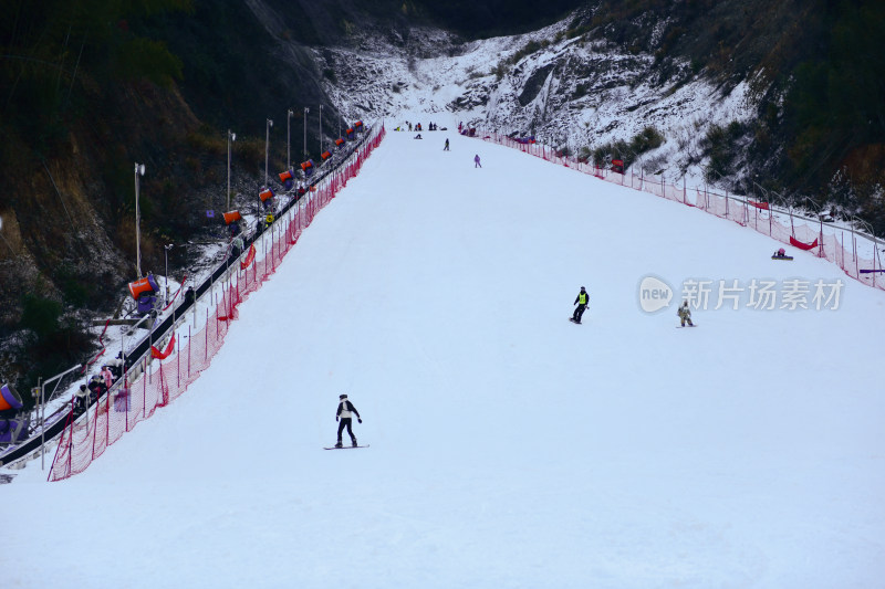 滑雪场中人们滑雪嬉戏的热闹场景