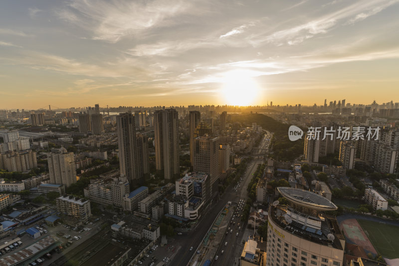 城市黄昏时分的鸟瞰全景