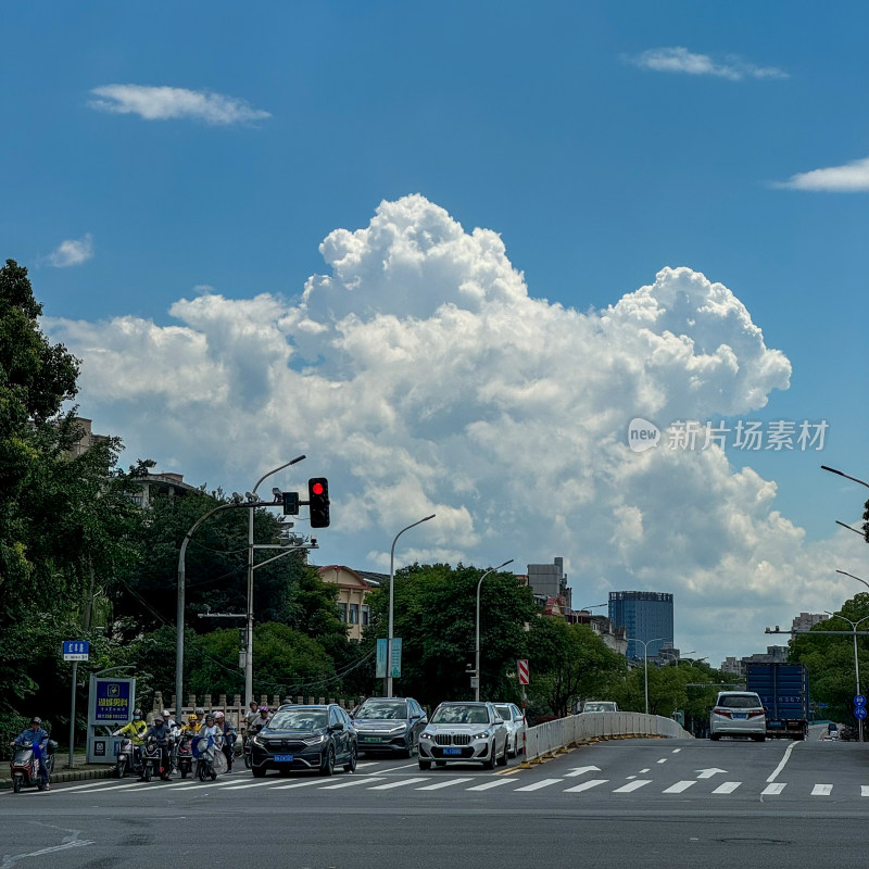 晴朗天空云朵街道