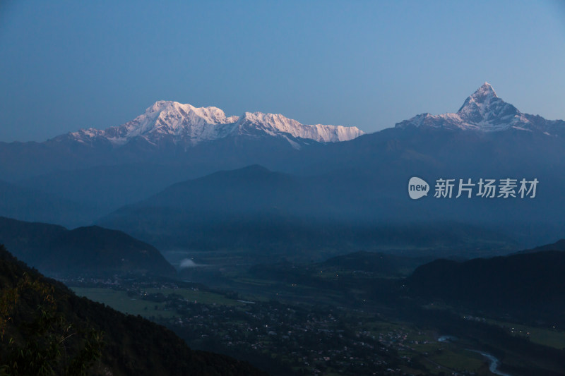 尼泊尔博卡拉雪山日出